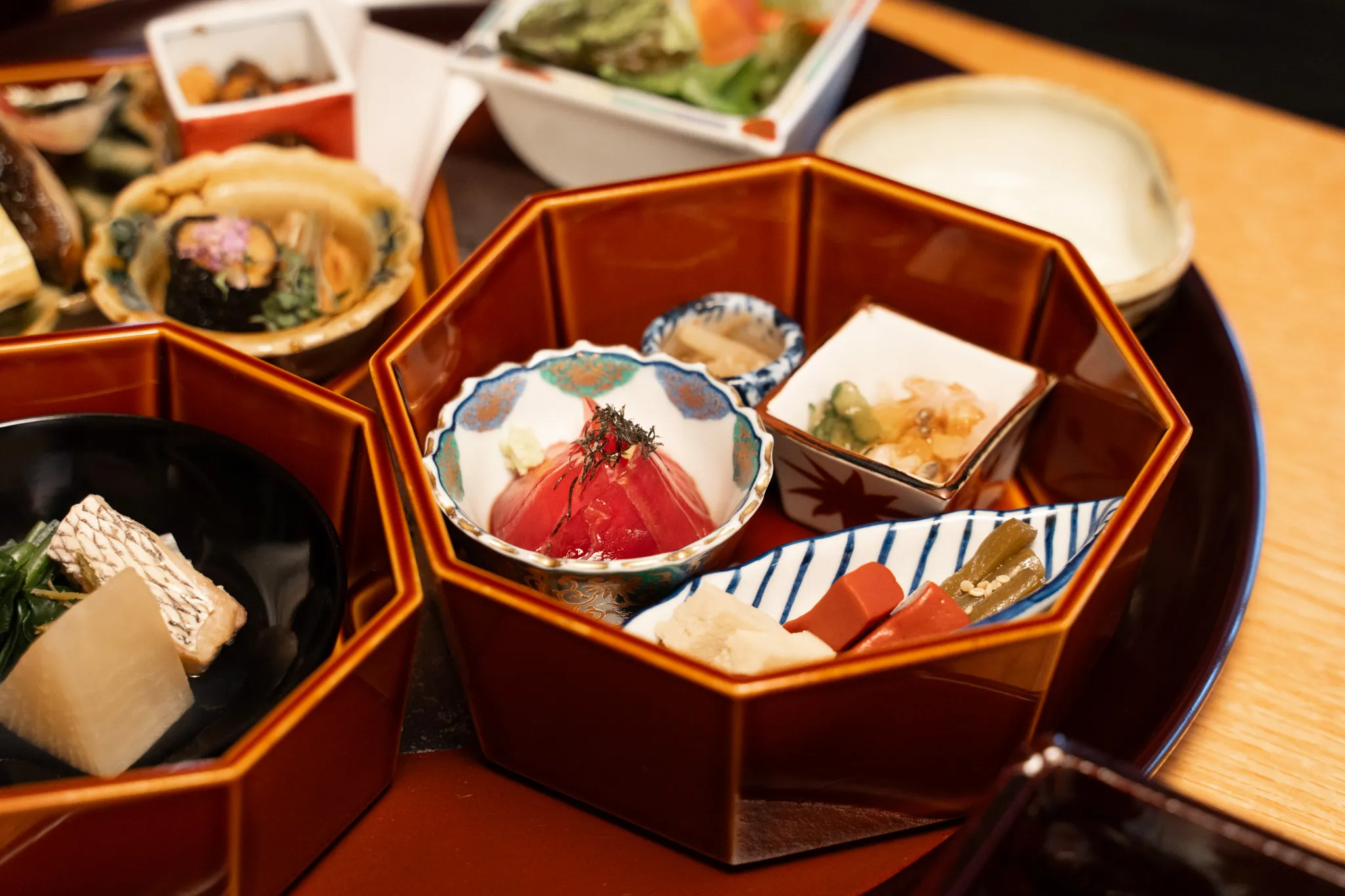 艶やかな黒塗りの八角重箱