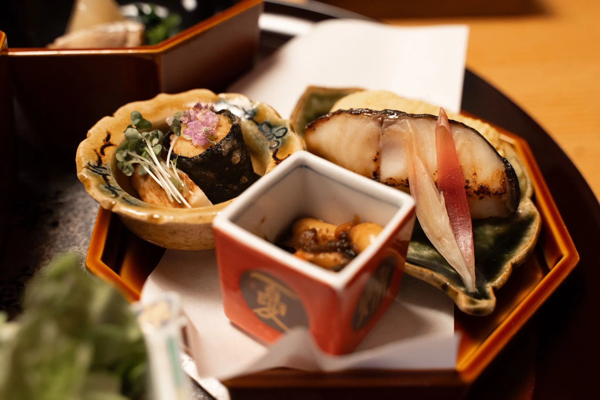 艶やかな黒塗りの八角重箱