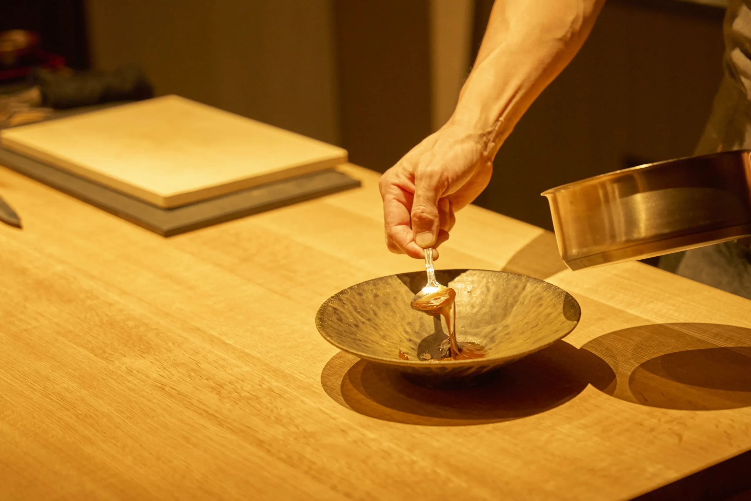 最低利用人数は2名様利用の料金となります。レストラン時間の際に、他のお客様が入る可能性のあるプランとなります。宿泊は貸切でのご利用が可能です。