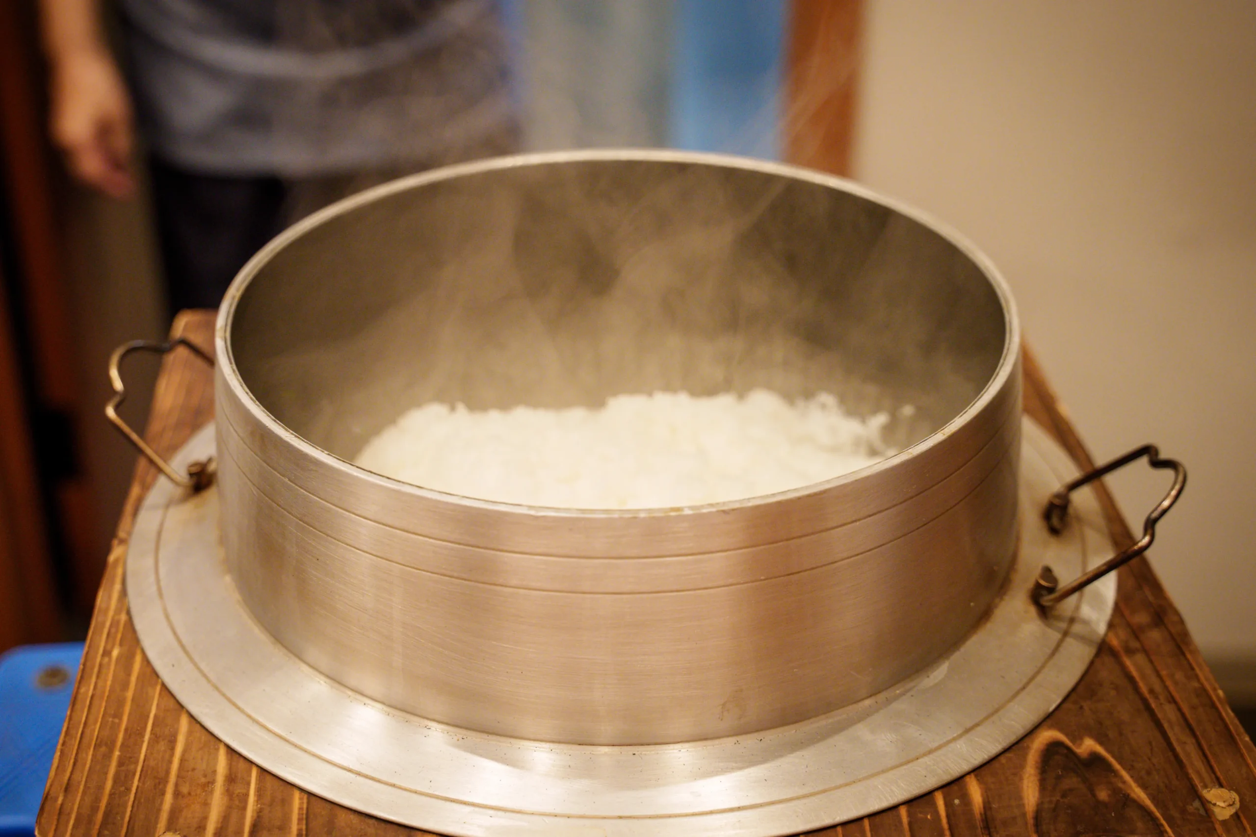 棚田米別注すれば「にいがた和牛」「妻有ポーク」、「湯治豚」など地元の食材をステーキや炙り、ガーリックライスなどとしていただくことも可能です。