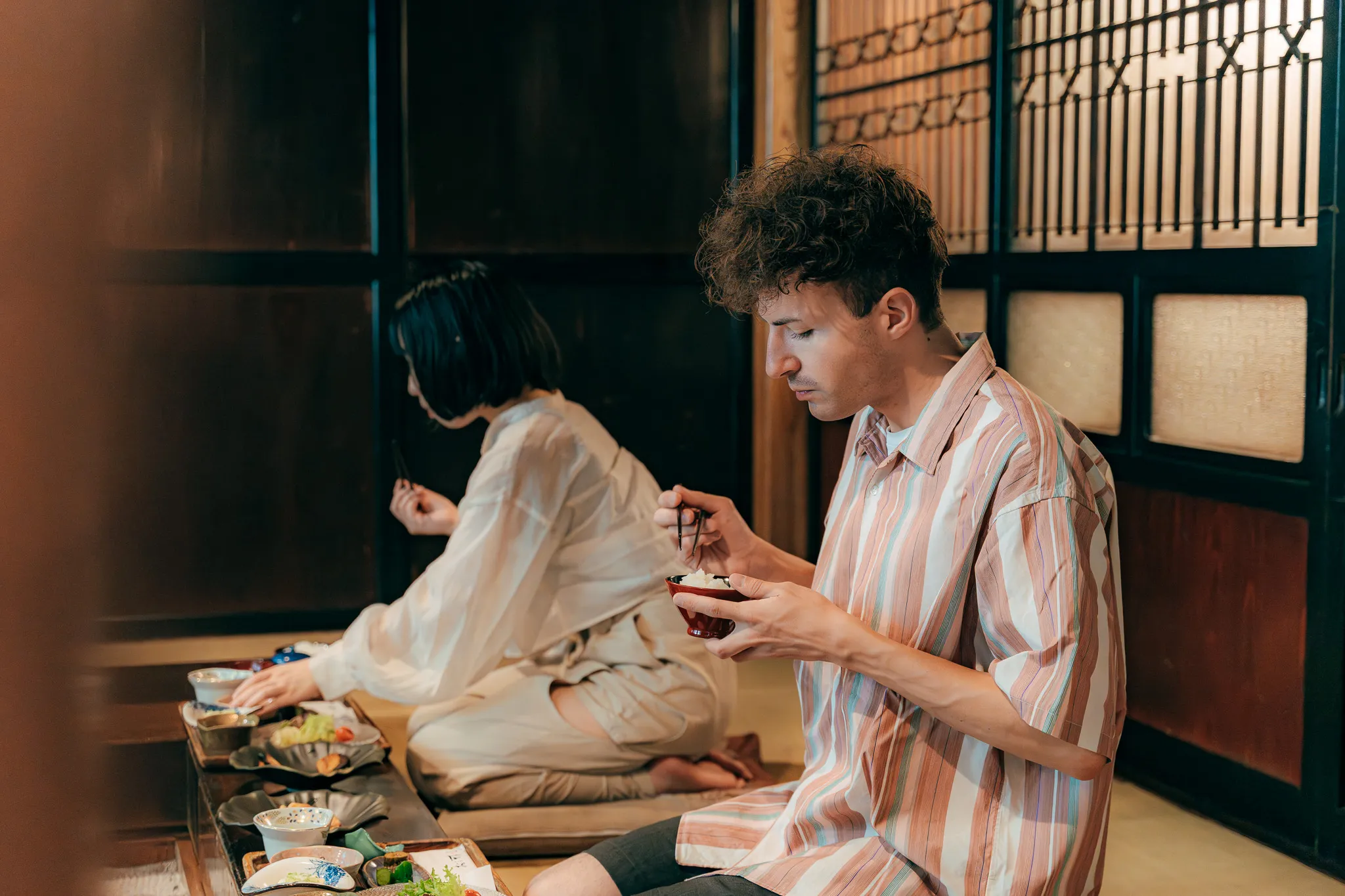 囲炉裏のそばで