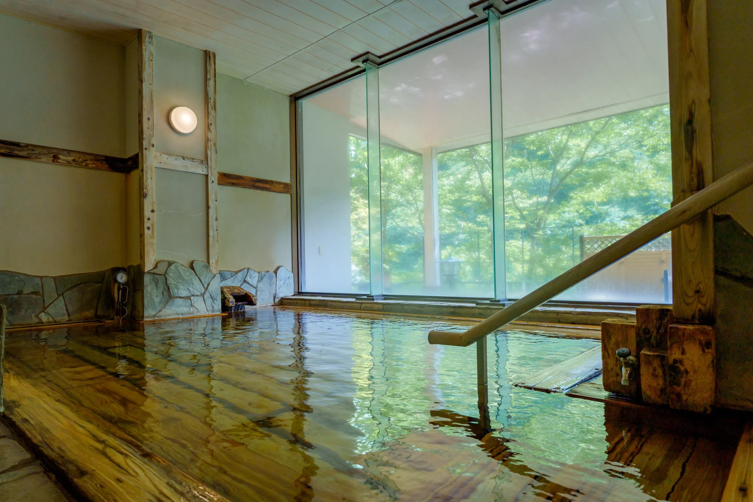 ヒノキ造りの内湯