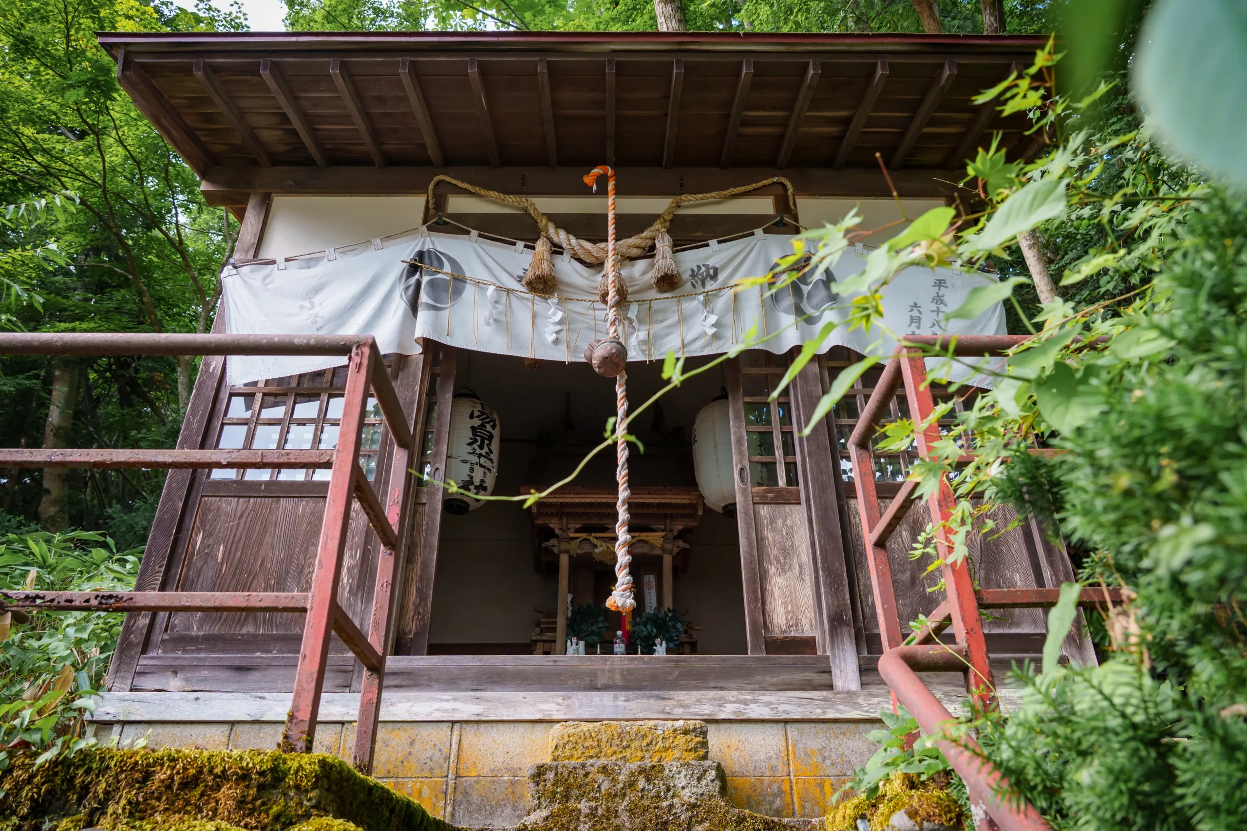 小さな社（神社）