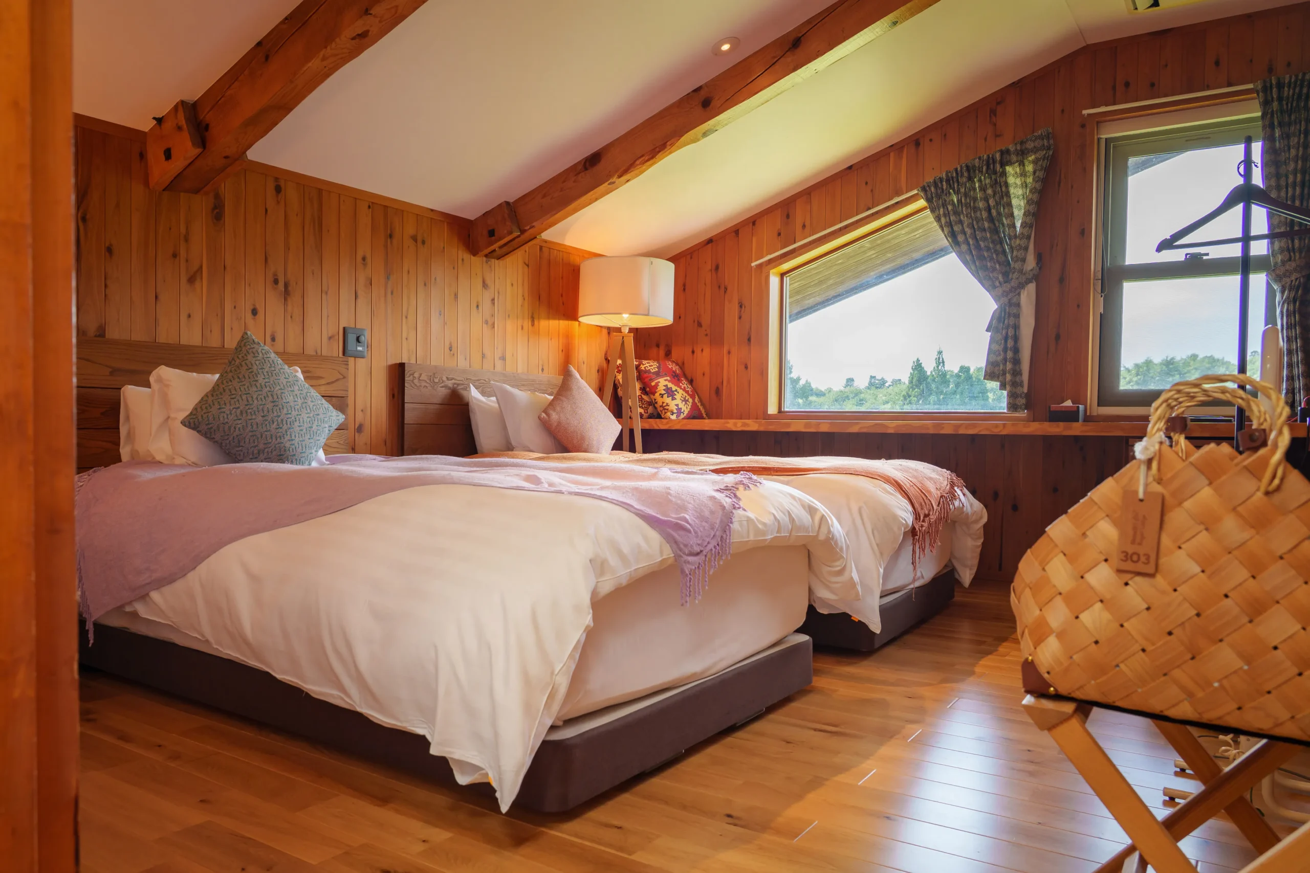 木の温かみあふれる「ヒラリー卿の部屋」