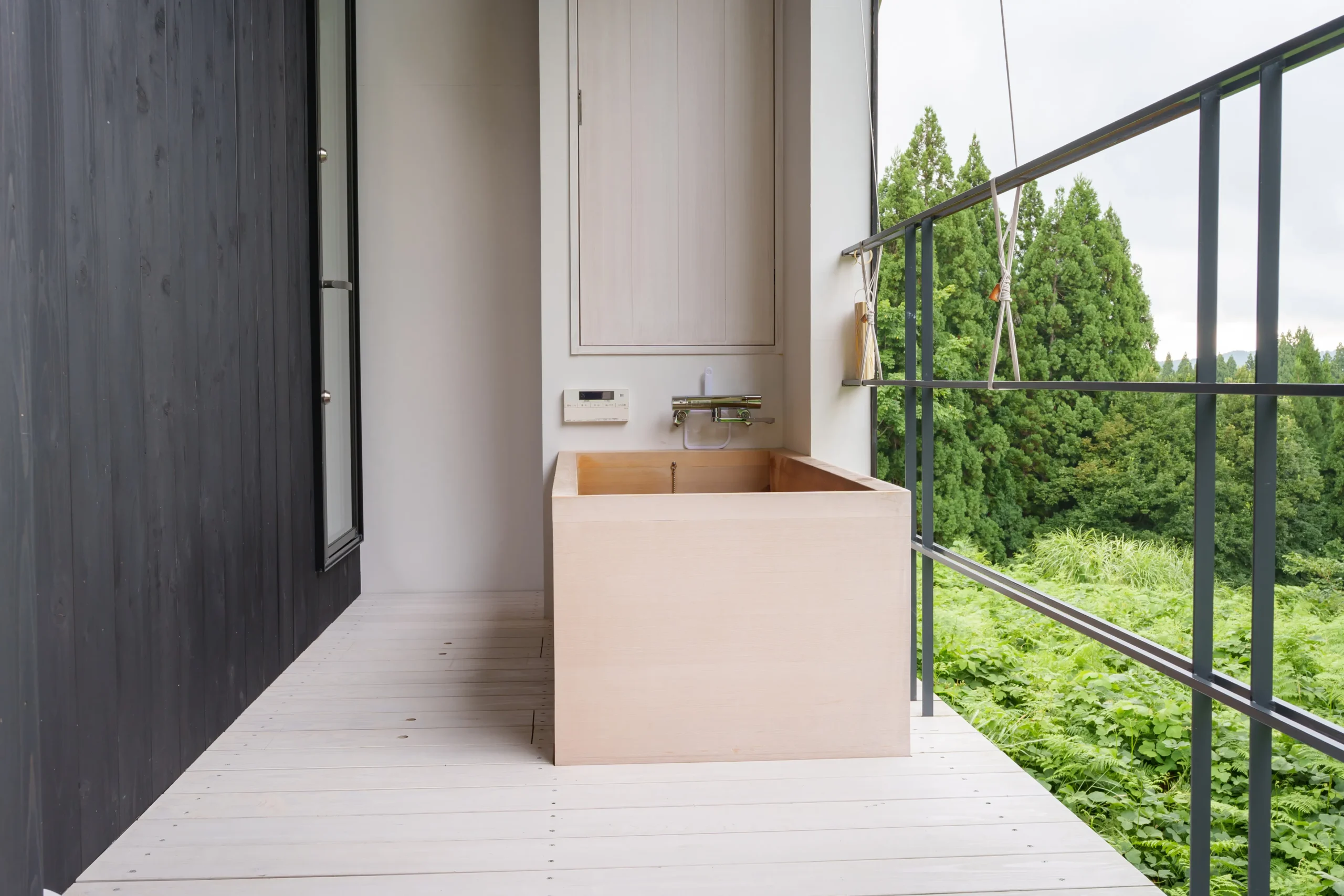 檜造りの露天風呂