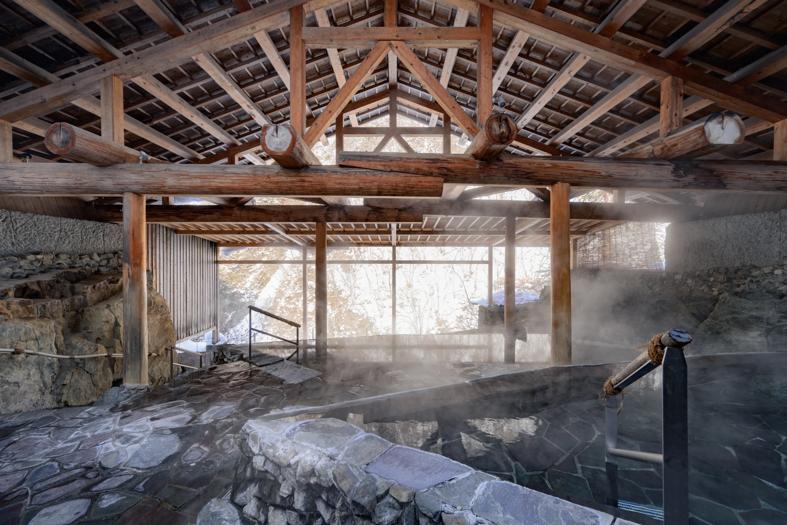 渓流沿いに設けられた絶景の露天風呂