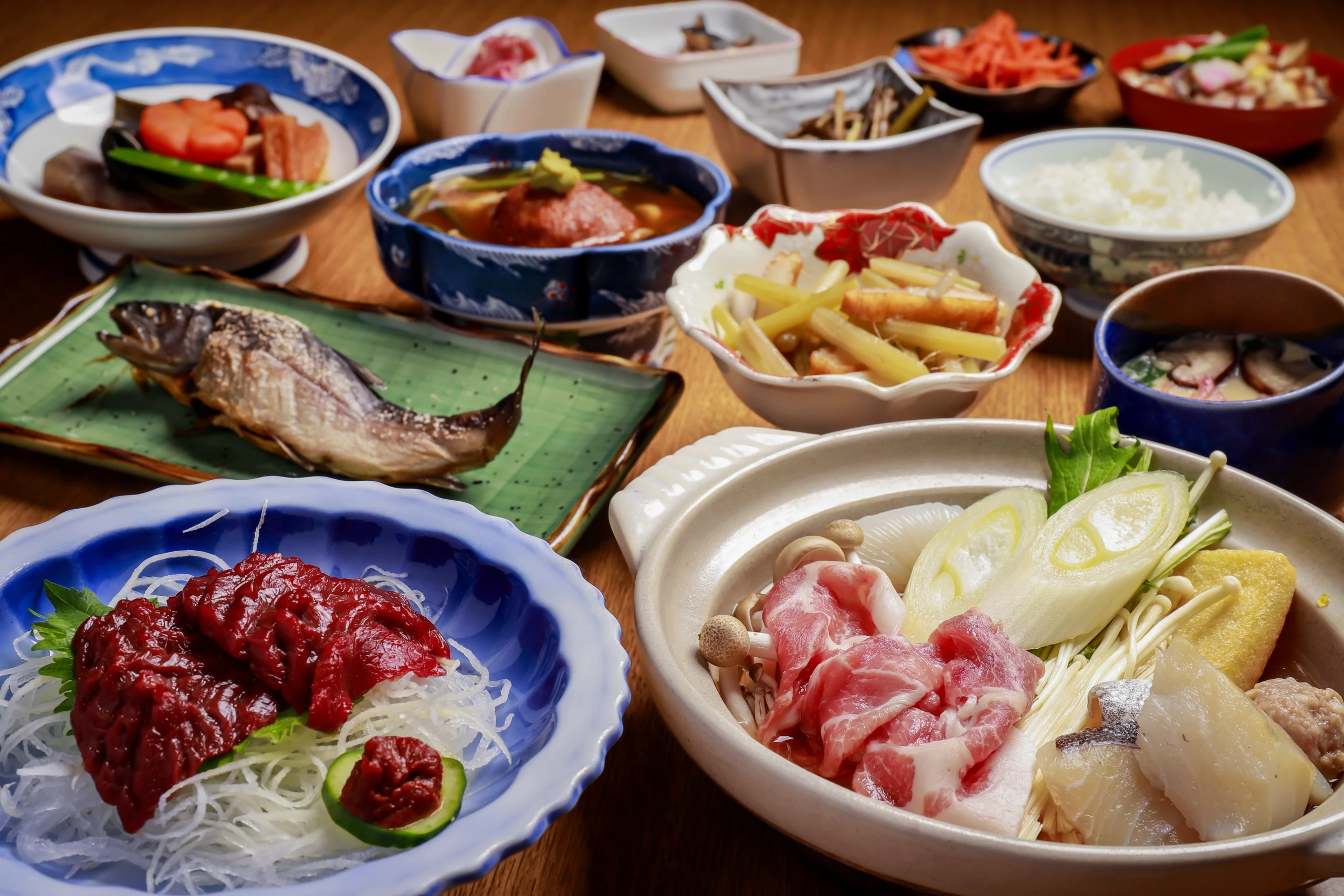 囲炉裏で焼く岩魚の塩焼き