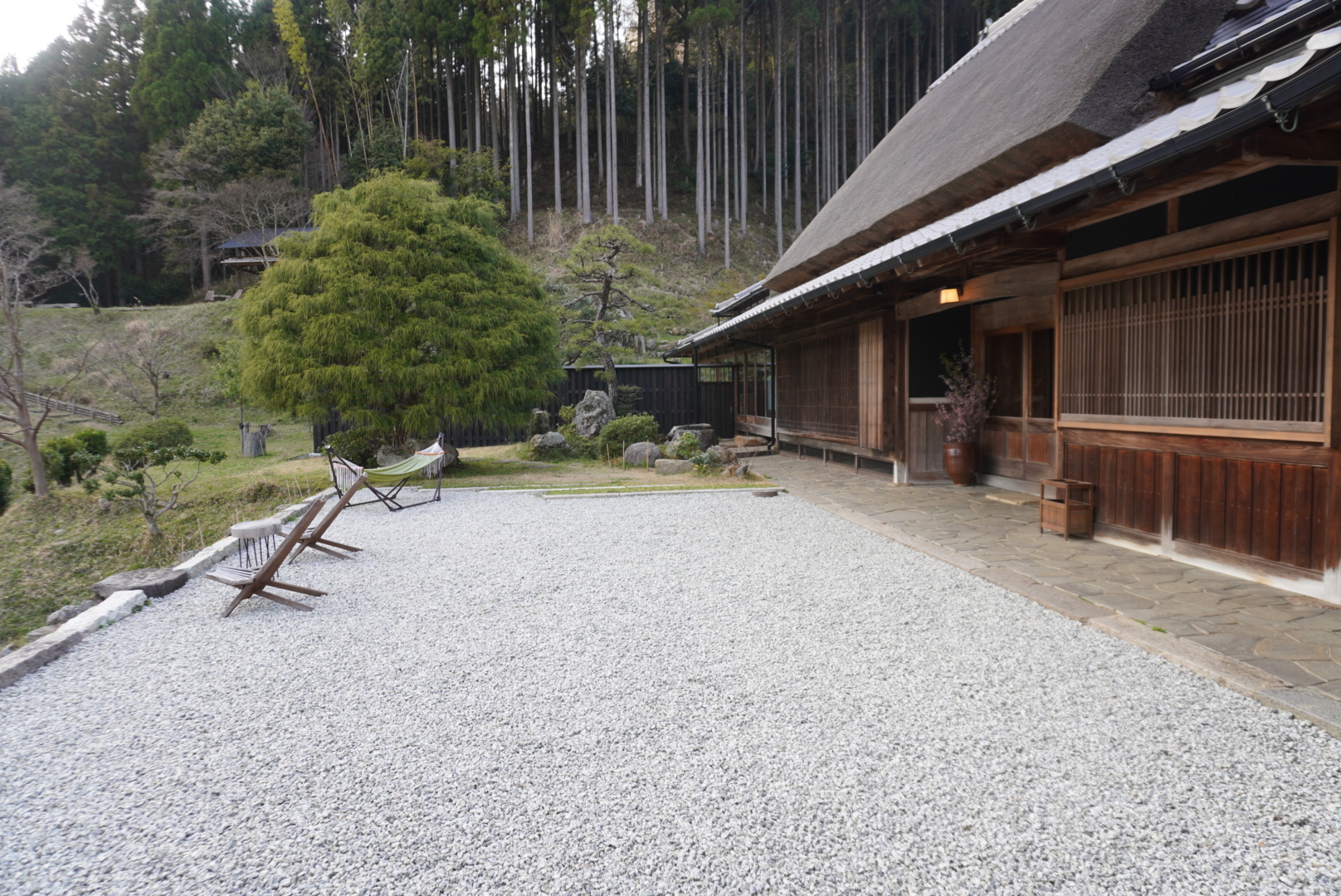 白砂利と茅葺き屋根が織りなす、静謐な里山の佇まい