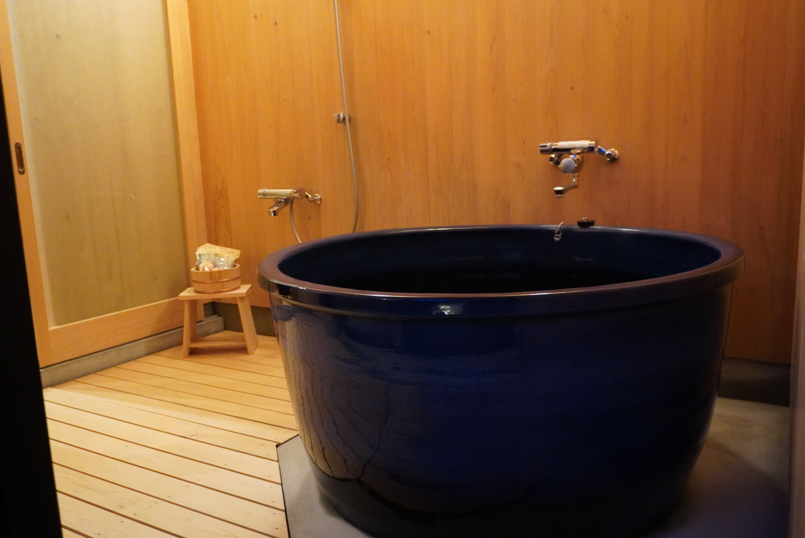 信楽焼の薬湯風呂