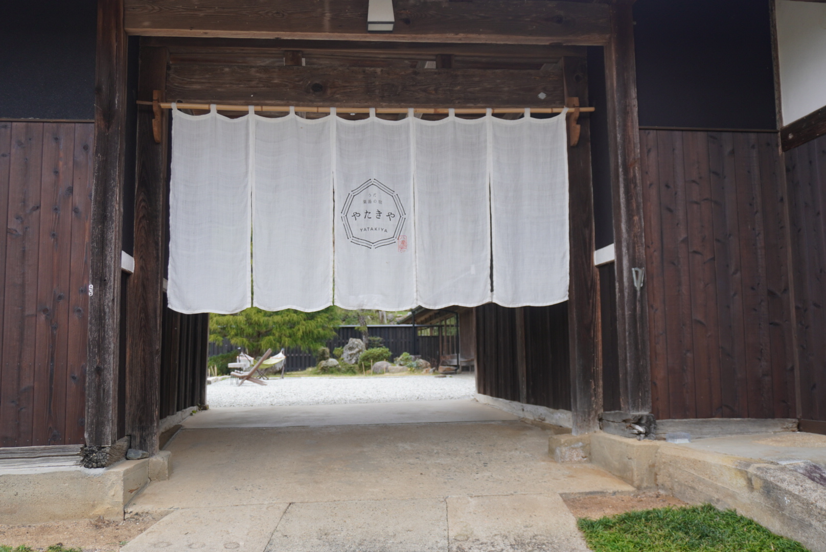 のれんをくぐれば、薬草リトリートの旅が始まる