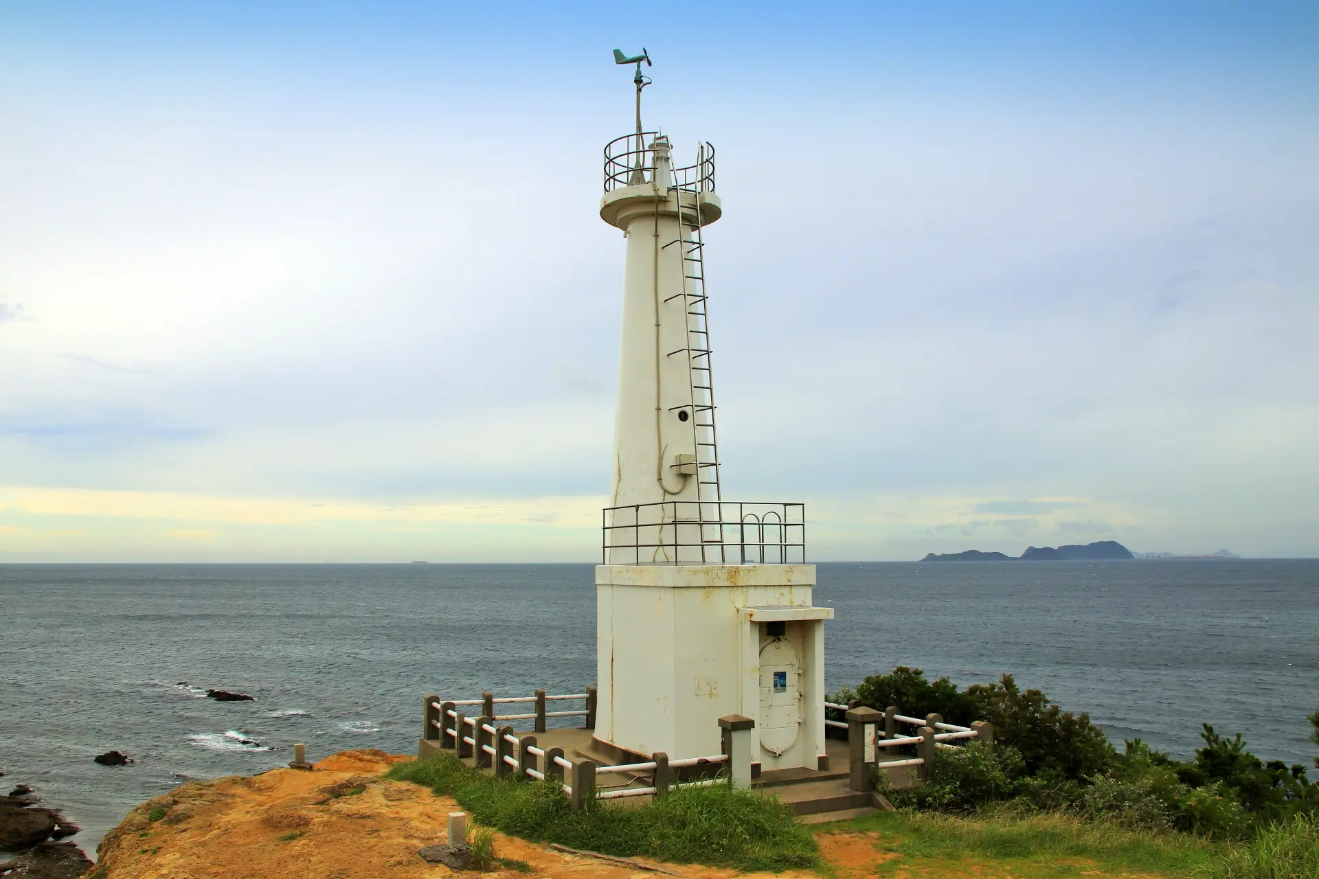 灯台と海