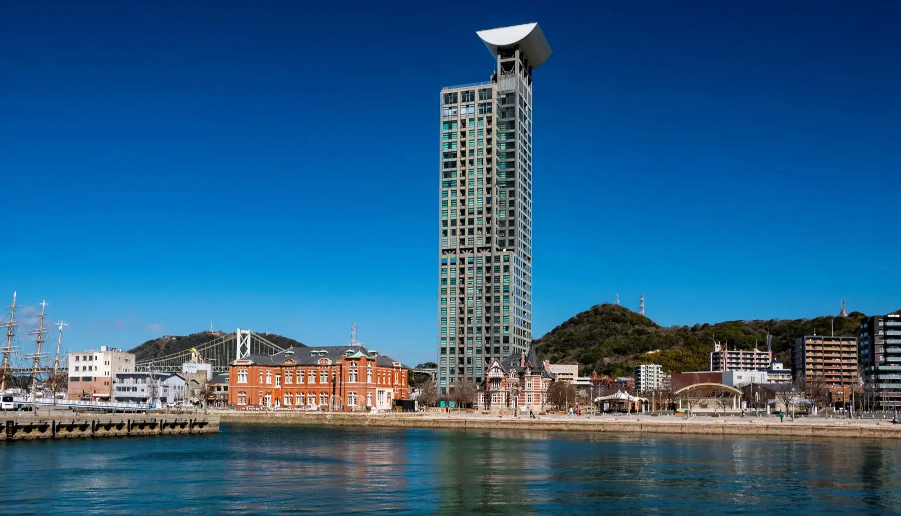 海辺にある街並み